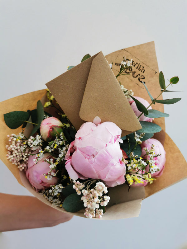 offrir un bouquet de fleurs avec une carte